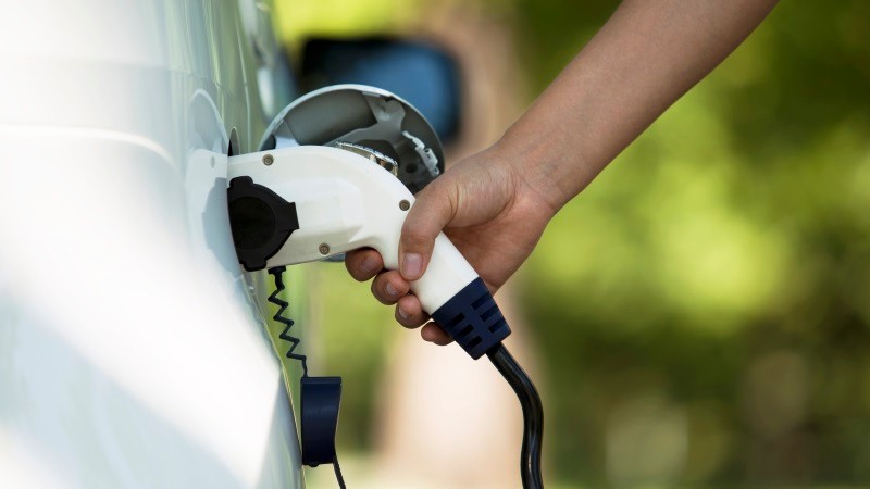 pacific-power-incentives-charge-customers-shift-to-evs-as-national